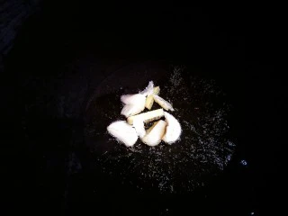 让你停不下来的爆炒花甲,炒锅放入花生油，油热放入蒜头姜片爆香。