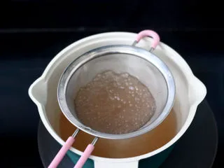 蓝蝴蝶奶冻西米露,大火烧开转小火煮至西米无白芯，捞出过凉开水。