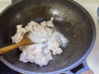 宅家美食——潮汕小吃芋泥白果,倒入足量的白糖，继续翻炒到收干抱团，加入一旁备用的白果，炒到粘稠度刚刚好就可以关火了。 