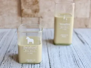 抹茶棉花糖奶茶,装入两个杯子里,装一大半就可以了