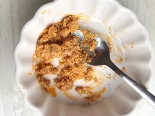 咸蛋豆腐(快手菜),把咸蛋黄用小勺压扁备用。