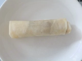 温州端午小吃— 薄饼,两边先往里折，再卷起来就可以