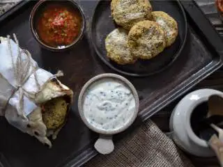 中东风味豆饼营养碗,长方形烤盘垫上烘焙纸,把面团挤成圆形,放在纸上。在表面刷上初榨橄榄油 ,放进烤箱,设置温度为190摄氏度,烤半小时,期间不时翻面,直到两面金黄。