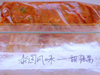 秘制异国风味鸡胸肉腌料&绝佳搭配 （减肥必备）,倒入腌料 封口 充分按摩哦！别忘了 放入冰箱腌制一晚 或者放冷冻层可以存放一个月