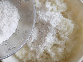 老北京小吃艾窝窝,糯米饭凉了之后加入一半10克的椰蓉搅拌均匀。