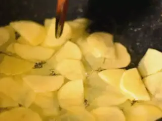 简单好学的孜然土豆片,土豆最好吃的做法,百吃不腻,起油锅,中小火煎炸土豆片至微微焦黄