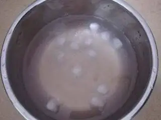 家乡小吃——狗毛膏鸽春丸,然后倒入冰水中进行冷却,注意搅拌一下分散,避免黏在一起
