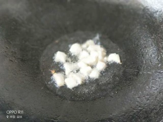 家常菜之春菜炒香干,热油放入切叮的肥肉爆香