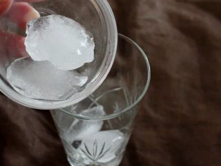 冰爽水果鸡尾酒(皮姆一号酒),首先在玻璃杯中放几冰块。 4.然后量取30毫升的Pimm’s NO.1,倒入玻璃杯中。 5.再量取90毫升的雪碧