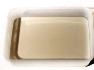 陕西小吃—凉皮,用勺子或调羹将上层较清的水分舀出,一定要舀干净,留下浓厚的洗面水搅均匀。