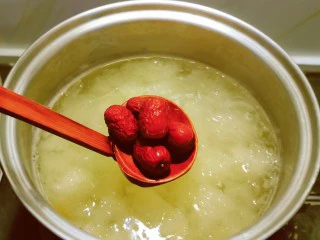 苹果银耳红枣汤,放入红枣