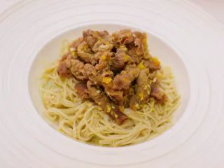 金针酸汤肥牛,用筷子把肥牛夹出来摆盘。