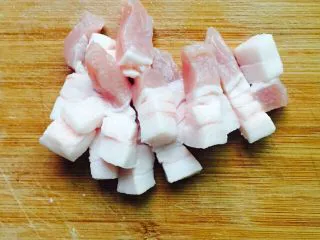 干锅包菜（简易版）,五花肉洗干净切块