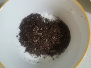 厚切酸奶冰淇淋,加入饼干碎