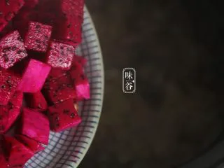 火龙果银耳糖水,最后20分钟加入火龙果粒。