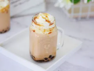 自制脏脏珍珠奶茶奶盖,淋上糖浆即可