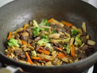 黑椒牛肉杏鲍菇,翻炒几下即可出锅