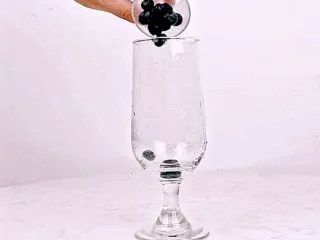 颜值高+口感好！微醺少女的甜美酒单，夏天喝这个就对了！,将新鲜蓝莓放入杯中