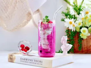 火龙果蔓越莓麦片酸奶昔,关键是口感好又营养丰富。