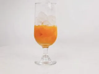 夏日微醺饮品，冰爽消暑去疲劳，精神一整天,倒入适量冰块