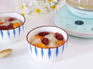 冰糖雪梨金桔饮,非常适合秋冬的一款小甜汤。