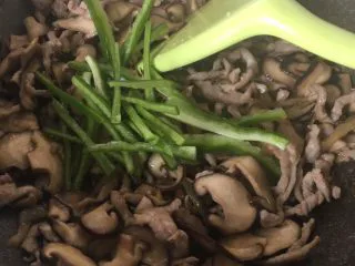 下饭菜香菇榨菜炒肉丝,加入中椒丝翻炒