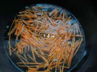 经典家常菜之鱼香肉丝（清真牛肉版）,锅中烧开水，把胡萝卜丝下水焯8分熟后捞出控水。