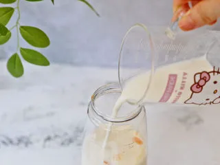 可以吸着喝的杨枝甘露,加入纯牛奶