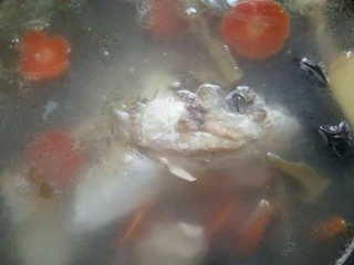 酸香风味鱼头锅,半小时后，加入鸡精酸香风味鱼头锅做好。