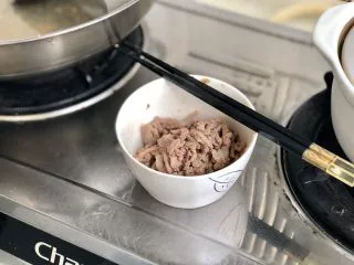 一番风味殿春蔬➕雪菜笋片炒肉丝,肉丝八成熟沥油盛出