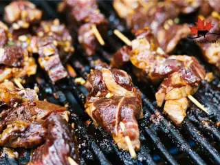 BBQ风味烤牛板腱,中火加热烤架， 烤制5分熟即可享用。