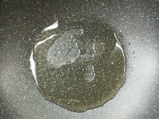 花雕酒焗藤椒手撕鸡,起油锅。