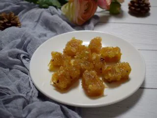 河南小吃——蒸素焖子,在食用时,需要切成小块如图所示。和芹菜或白菜或其他蔬菜一块炒制。