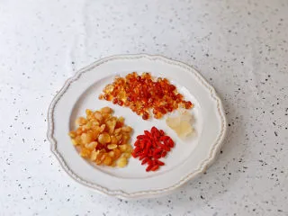 桃胶皂角米雪燕羹,准备好材料