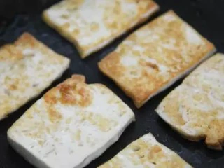 外焦里嫩的街头人气小吃，在家也能做——铁板孜然煎豆腐,煎至两面金黄