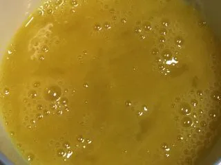 云南风味炒米线,鸡蛋打散备用