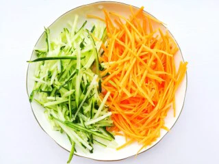 好吃到哭的黄磊老师同款拌面,准备好胡萝卜丝和黄瓜丝。