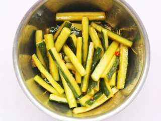 低脂爽脆开胃下饭的腌黄瓜条,用筷子把黄瓜夹入调料汁里，拌匀，腌制4小时以上，中途翻动几次。 