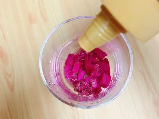 梦幻火龙果酸奶杯,往杯中淋入一些蜂蜜，大约5ml的量。