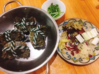 家常菜+红烧大闸蟹,食材准备好