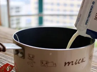 抹茶棉花糖奶茶,倒入牛奶,我用了两盒牛奶,这样奶茶的奶味比较重,茶味淡