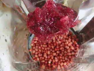 玫瑰花蜜红豆沙,再加入一大勺玫瑰花蜜。