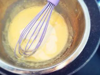 街头流行美食～【岩烧乳酪】,放入奶油奶酪和蛋黄。