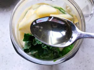 羽衣甘蓝芝麻菜苹果汁,请根据你自己的嗜甜程度加入适量蜂蜜,我加了两勺