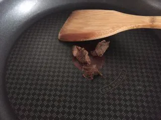 辣椒虾酱地瓜叶·东南亚风味,热锅，下一小块虾酱膏，炒散