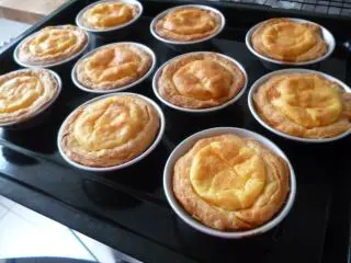 多图详解街头人气美食~~~葡式蛋挞,出炉后至不烫手后即可脱模。