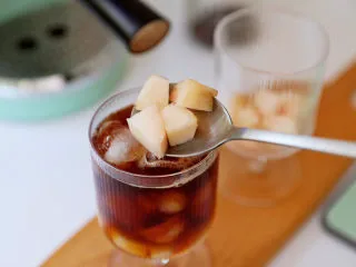 蜜桃气泡冰咖啡,加入水蜜桃