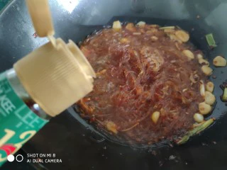 香辣粉丝包菜,加入少许生抽。