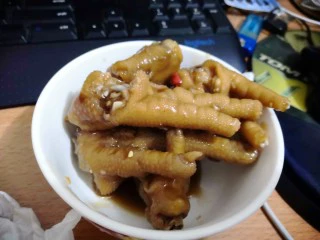 美味小吃,老坛酸辣鸡爪,这是腌了五个小时后的鸡爪了,可以边吃边看电脑了。