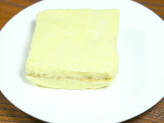 港式茶餐厅小吃,香甜味美的西多士,将准备好的面包的六个面沾满蛋液